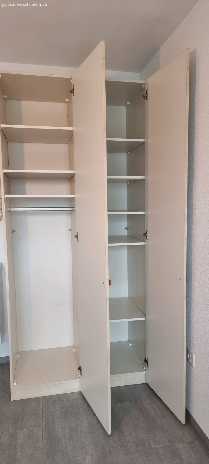 Kleiderschrank. Sauberer Kleiderschrank, gebraucht, Breite 102 / Höhe 221 / Tiefe 57 cm.
2 Türig, 1 Seite mit Hängestange, Höhe frei verstellbar, Optik Eiche hell, innen weiss. Muss abgeholt werden. Einfache Demontage.