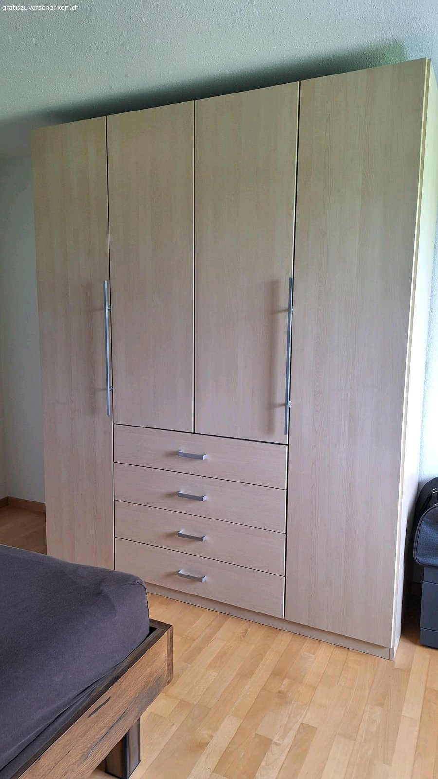 Kleiderschrank. Absprache bis Morgen 12.10. 1900 Uhr,
muss abgeholt werden bis Freitag 16.10.
Schnäppchen, toller Schrank für Entschlossene!
