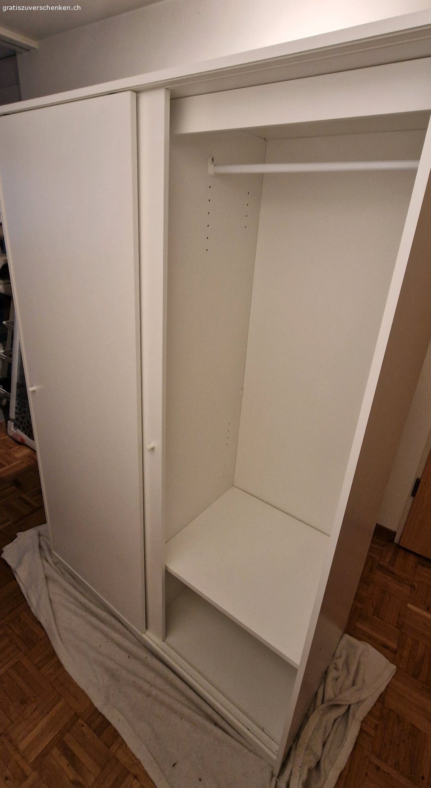 Kleiderschrank. Kleiderschrank von Ikea zu verschenken aufgrund neuer Einrichtung. Ursprünglich für 149 Fr. Gekauft. 
Die rechte Schranktür lässt sich nicht bindend schliessen (siehe Foto) 
Schrank im Allgemeinen eher "wackelig" wenn man ihn verschieben/ transportieren will. Stehend ist er stabil und geräumig. 
Mängel siehe Fotos
Muss in 8046 Zürich abgeholt werden. Wird nicht demontiert, Schrankaufbauanleitung nicht vorhanden.