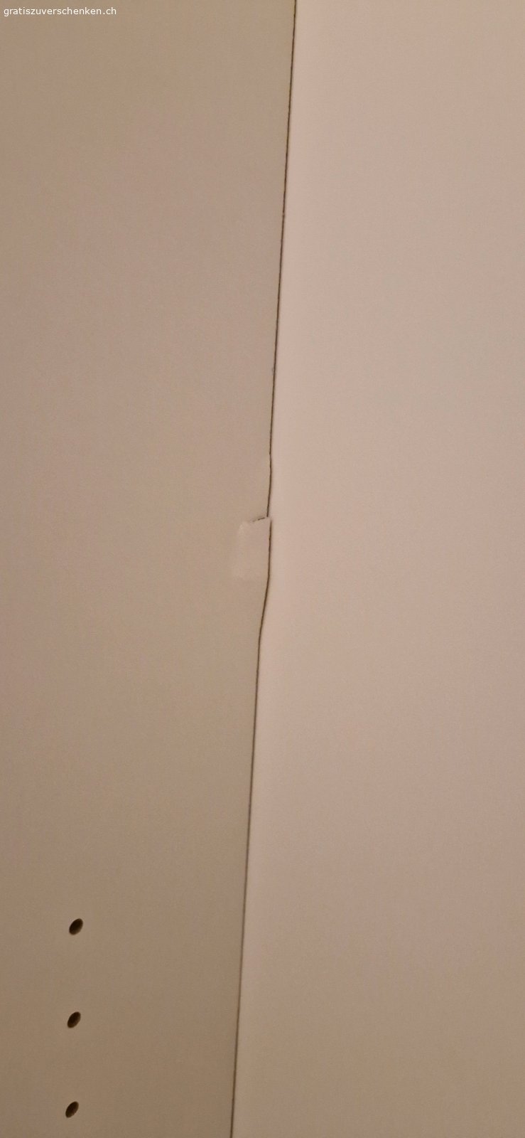 Kleiderschrank. Kleiderschrank von Ikea zu verschenken aufgrund neuer Einrichtung. Ursprünglich für 149 Fr. Gekauft. 
Die rechte Schranktür lässt sich nicht bindend schliessen (siehe Foto) 
Schrank im Allgemeinen eher "wackelig" wenn man ihn verschieben/ transportieren will. Stehend ist er stabil und geräumig. 
Mängel siehe Fotos
Muss in 8046 Zürich abgeholt werden. Wird nicht demontiert, Schrankaufbauanleitung nicht vorhanden.