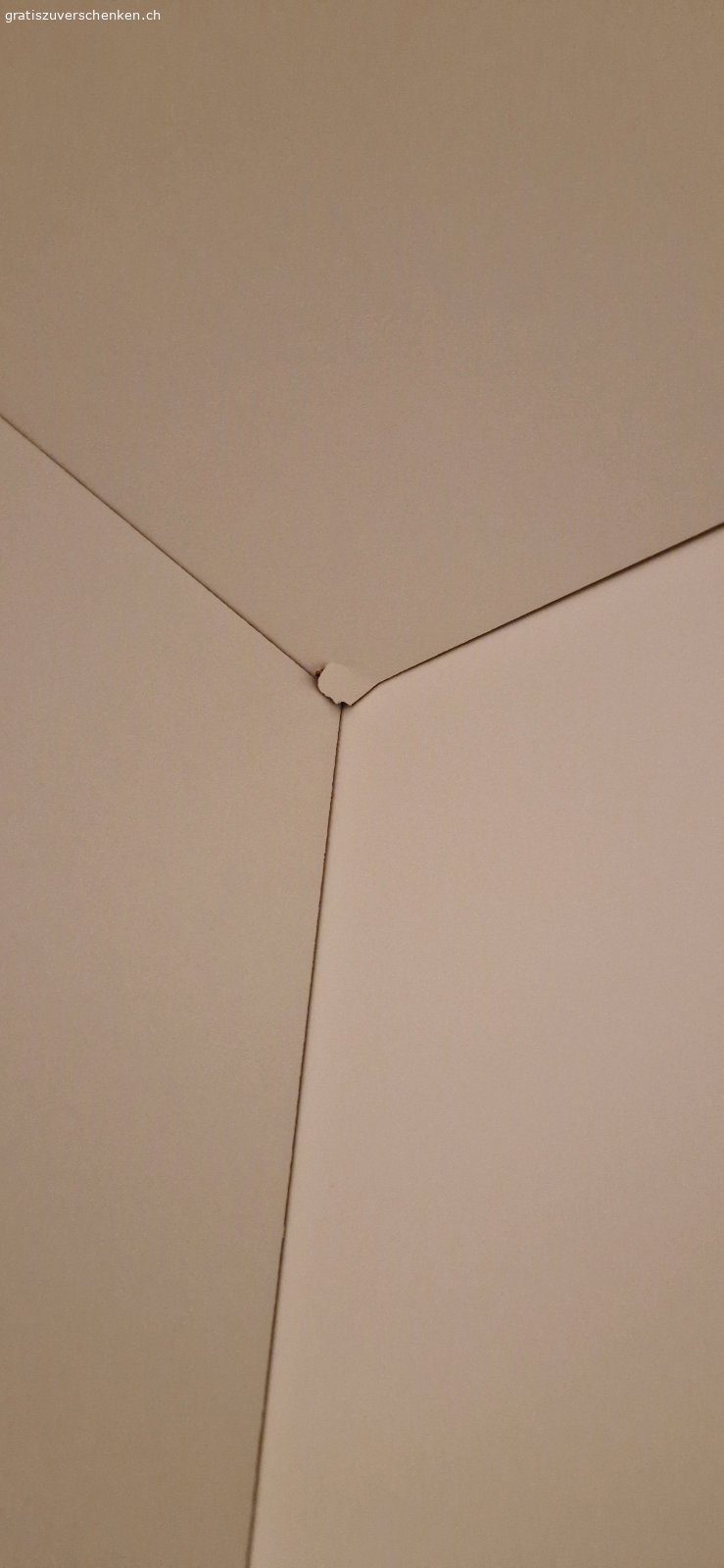 Kleiderschrank. Kleiderschrank von Ikea zu verschenken aufgrund neuer Einrichtung. Ursprünglich für 149 Fr. Gekauft. 
Die rechte Schranktür lässt sich nicht bindend schliessen (siehe Foto) 
Schrank im Allgemeinen eher "wackelig" wenn man ihn verschieben/ transportieren will. Stehend ist er stabil und geräumig. 
Mängel siehe Fotos
Muss in 8046 Zürich abgeholt werden. Wird nicht demontiert, Schrankaufbauanleitung nicht vorhanden.