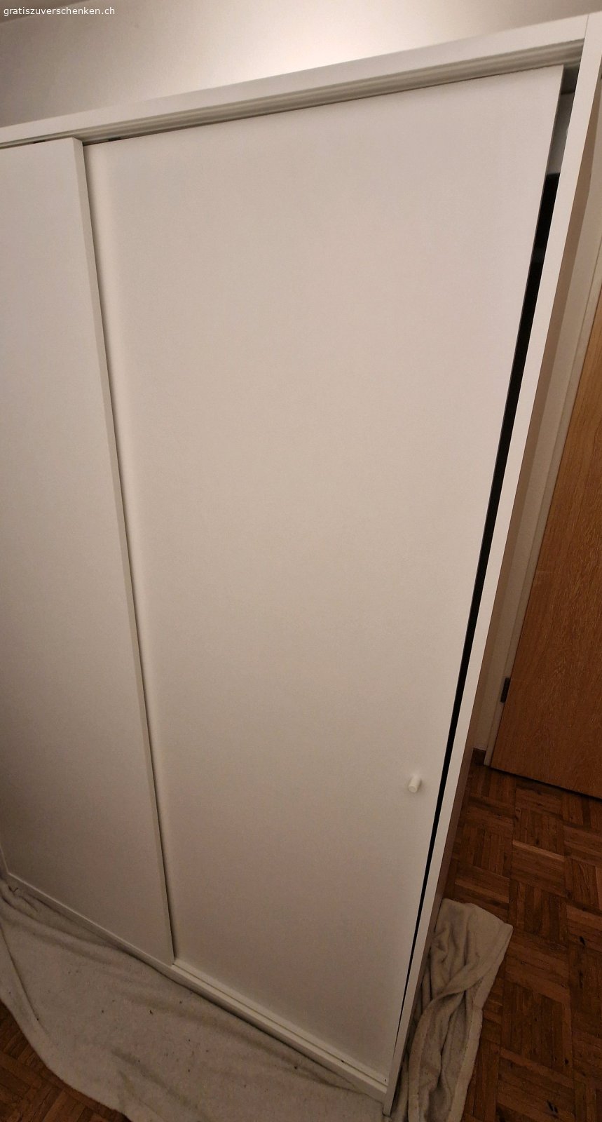 Kleiderschrank. Kleiderschrank von Ikea zu verschenken aufgrund neuer Einrichtung. Ursprünglich für 149 Fr. Gekauft. 
Die rechte Schranktür lässt sich nicht bindend schliessen (siehe Foto) 
Schrank im Allgemeinen eher "wackelig" wenn man ihn verschieben/ transportieren will. Stehend ist er stabil und geräumig. 
Mängel siehe Fotos
Muss in 8046 Zürich abgeholt werden. Wird nicht demontiert, Schrankaufbauanleitung nicht vorhanden.