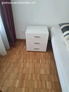 Kleine Möbel. zu verschenken. Muss abgeholt werden