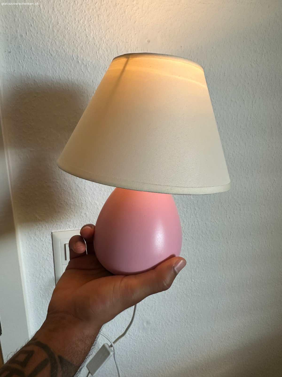 Kleine Tischlampe. Ich verschenke eine kleine Tischlampe mit weißem Lampenschirm und rosa Sockel.
	•	Funktioniert einwandfrei
	•	Perfekt als Nachtlicht oder für den Schreibtisch
	•	Maße: ca. 25 cm hoch

Abholung in Altstetten