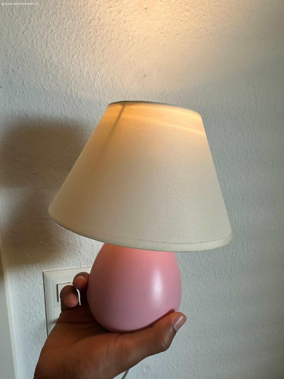 Kleine Tischlampe. Ich verschenke eine kleine Tischlampe mit weißem Lampenschirm und rosa Sockel.
	•	Funktioniert einwandfrei
	•	Perfekt als Nachtlicht oder für den Schreibtisch
	•	Maße: ca. 25 cm hoch

Abholung in Altstetten
