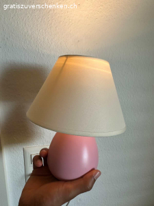 Kleine Tischlampe. Ich verschenke eine kleine Tischlampe mit weißem Lampenschirm und rosa Sockel.
	•	Funktioniert einwandfrei
	•	Perfekt als Nachtlicht oder für den Schreibtisch
	•	Maße: ca. 25 cm hoch

Abholung in Altstetten