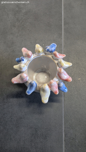 kleiner Topf mit farbigen Vögel