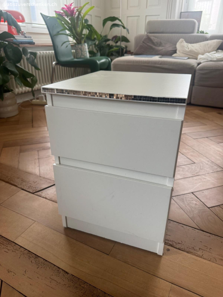 Kleiner weisser Nachttisch, vermutlich IKEA MALM