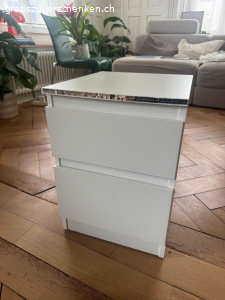 Kleiner weisser Nachttisch, vermutlich IKEA MALM