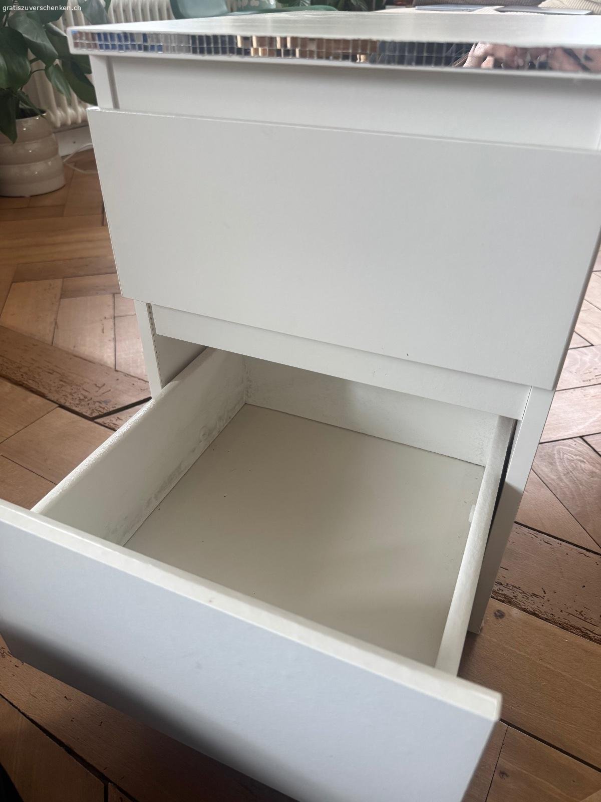 Kleiner weisser Nachttisch, vermutlich IKEA MALM. Kleines weisses Nachttischchen / Side Table gratis abzugeben

Mit 2 Schubladen und schlichtem, modernem Design. Perfekt als Nachttisch, kleines Sideboard oder für zusätzlichen Stauraum. Gebraucht, mit sichtbaren Gebrauchsspuren und an einigen Stellen etwas beschädigt (siehe Fotos), aber grundsätzlich noch nutzbar.

Da ich umziehe / aussortiere, verschenke ich es gratis an Selbstabholer.

Details:

* Farbe: Weiss
* 2 Schubladen
* Gebrauchter Zustand
* Bereits zusammengebaut

Nur Abholung in Oerlikon