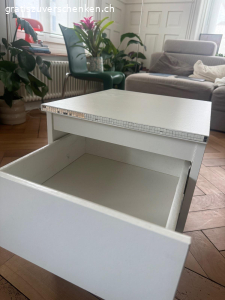 Kleiner weisser Nachttisch, vermutlich IKEA MALM