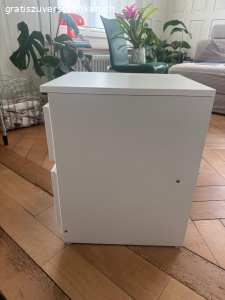 Kleiner weisser Nachttisch, vermutlich IKEA MALM