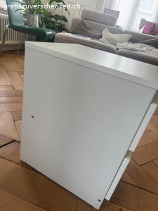 Kleiner weisser Nachttisch, vermutlich IKEA MALM