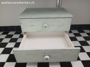 kleines Möbel mit zwei Schubladen