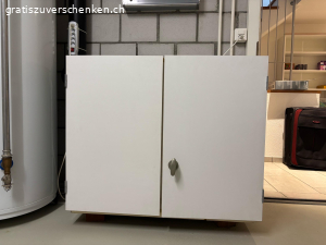 kleines Schrankmöbel. Infolge Haushaltauflösung zu verschenken: 
Schrankmöbel, stand in der Waschküche, um Verschiedenes versorgen zu können.
Länge 95cm
Tiefe 44cm
Höhe 78cm

muss bis Mitte Mai abgeholt werden