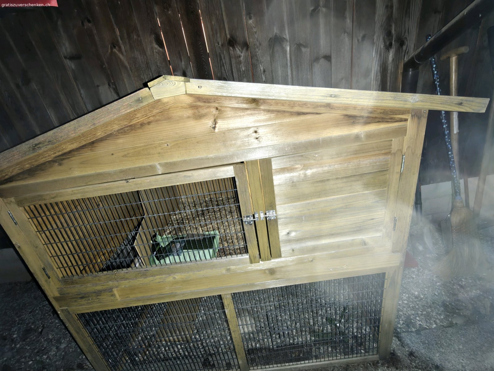 Kleintierstall. Gratis abzugeben. Muss selbst demontiert werden. wurde zuvor als Meerschweinchenstall und anschliessend als Schildkröte Zuhause verwendet.