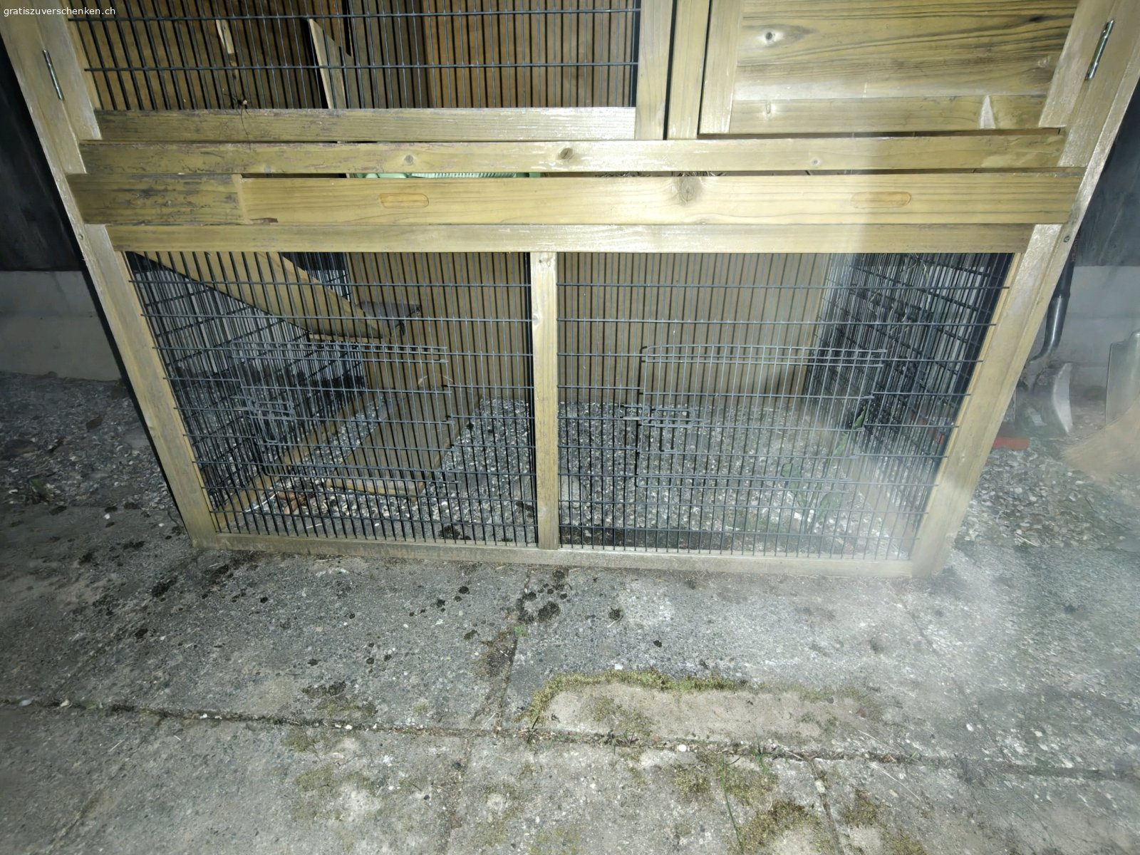 Kleintierstall. Gratis abzugeben. Muss selbst demontiert werden. wurde zuvor als Meerschweinchenstall und anschliessend als Schildkröte Zuhause verwendet.