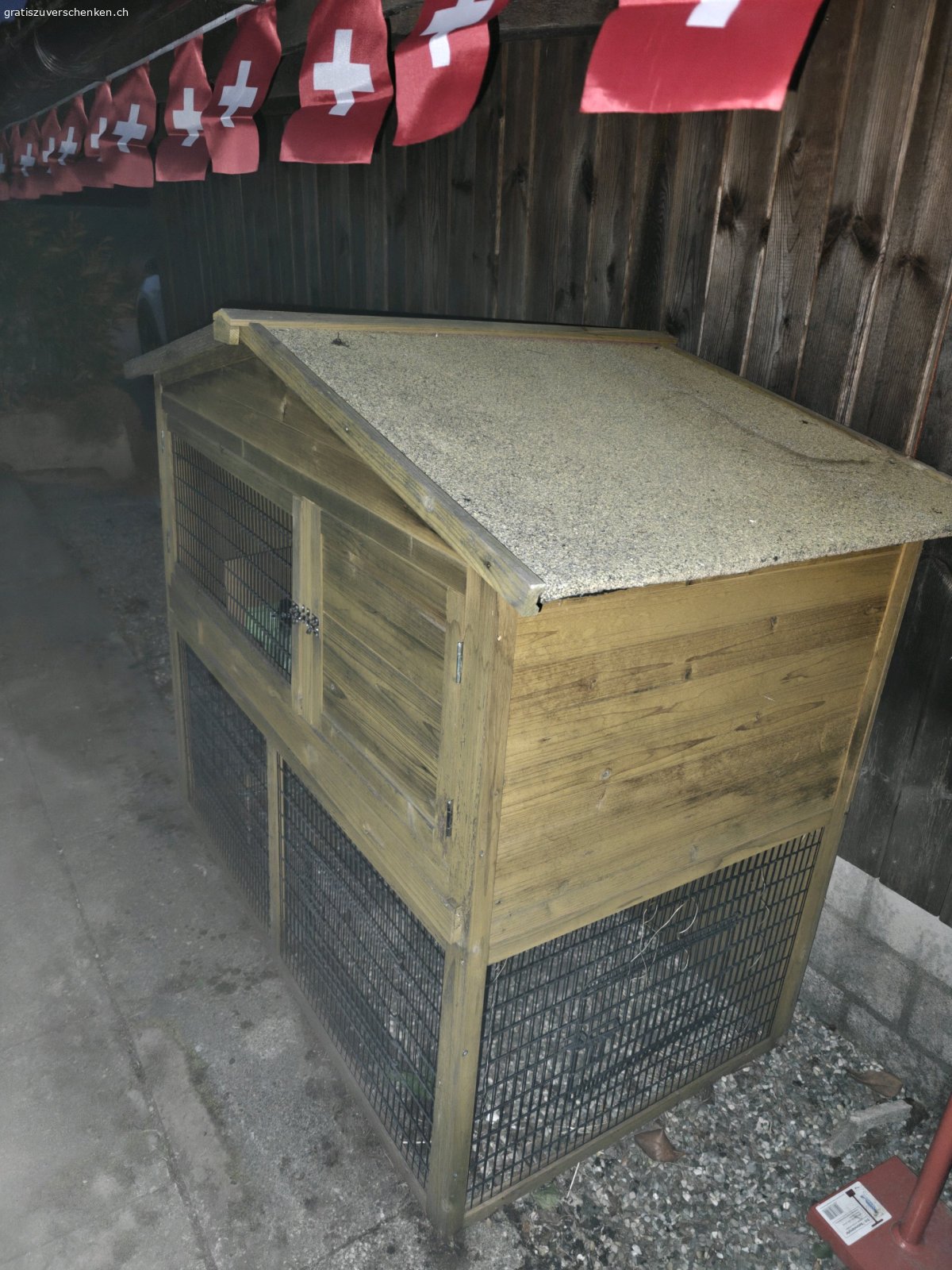 Kleintierstall. Gratis abzugeben. Muss selbst demontiert werden. wurde zuvor als Meerschweinchenstall und anschliessend als Schildkröte Zuhause verwendet.