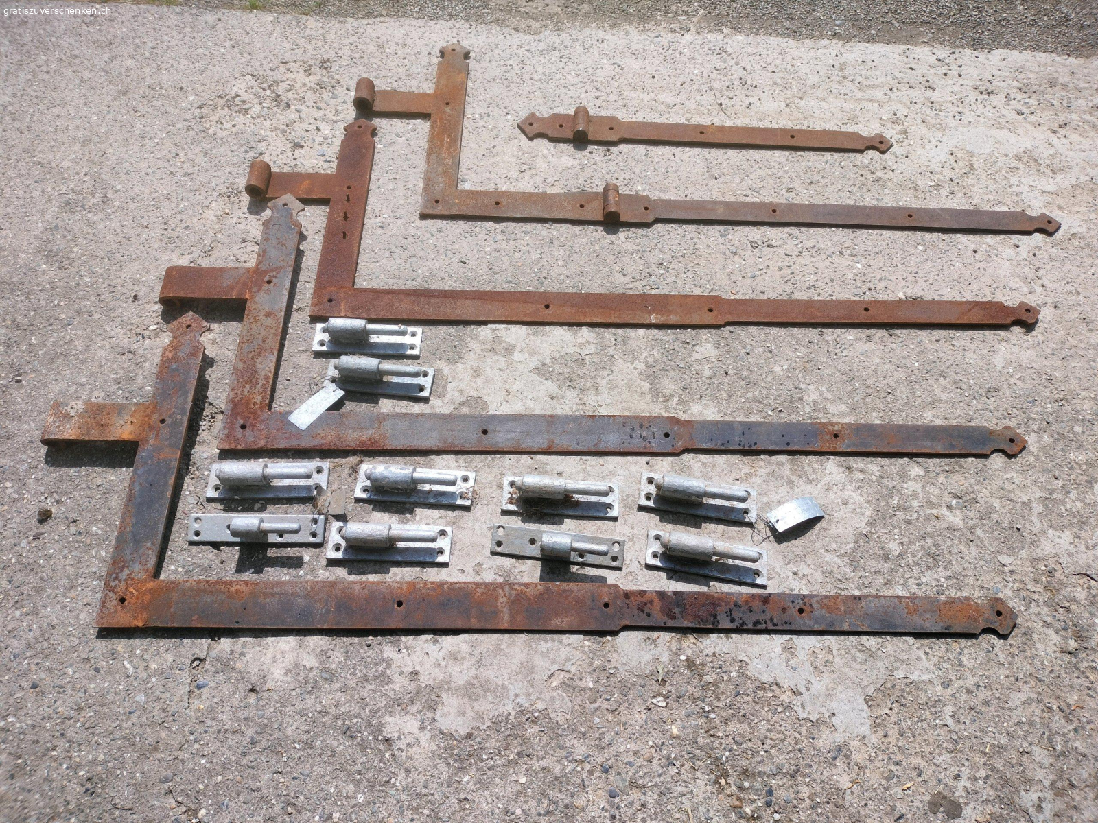 Klobenbänder mit Scharnier. Alte Klobenbänder mit Scharnieren abzugeben. Abholort Nähe Stein am Rhein.