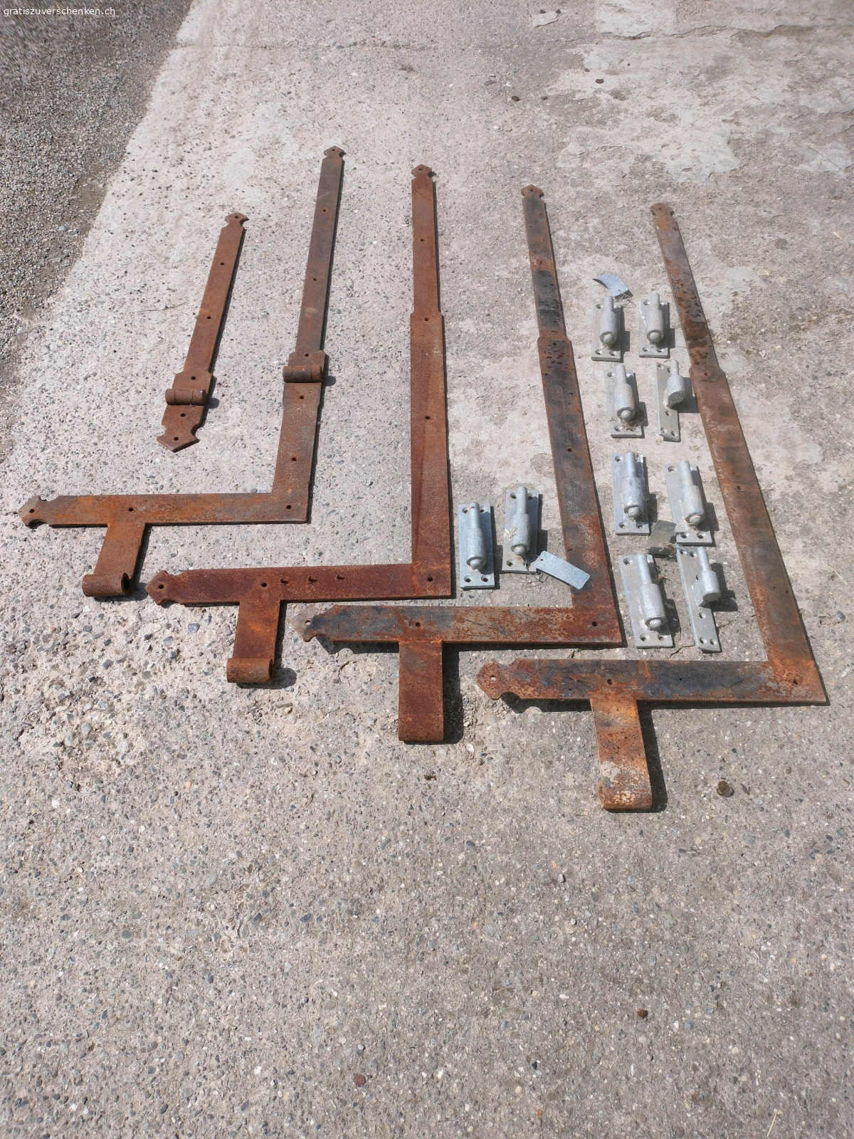 Klobenbänder plus Scharnier. Schöne Klobenbänder plus Scharniere Nähe Stein am Rhein abzugeben.