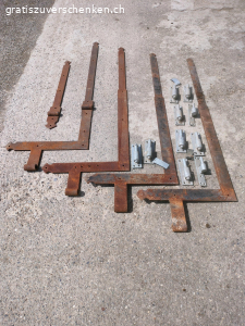 Klobenbänder plus Scharnier. Schöne Klobenbänder plus Scharniere Nähe Stein am Rhein abzugeben.