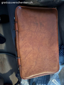 Koffer. Zwei schöne Koffer. Farbe: Hellbraun. Der kleinere passt perfekt im grösseren hinein. Masse grosser: Länge 65 cm. Tiefe 15 cm. Breite 67 cm. Masse kleiner: Länge 55 cm. Tiefe 13 cm. Breite 36 cm. 
Beide Koffer sind verschliessbar. Zwei Schlüssel vorhanden. In Dürnten abzuholen.