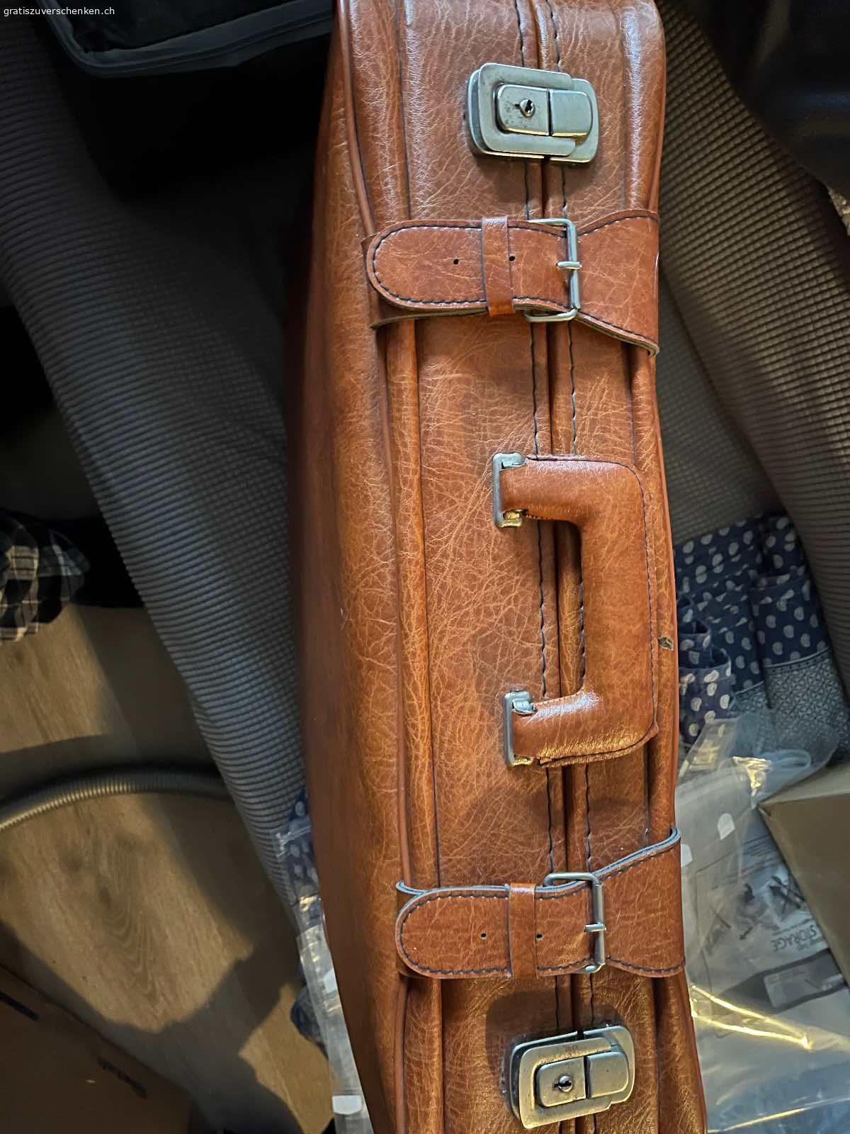 Koffer. Zwei schöne Koffer. Farbe: Hellbraun. Der kleinere passt perfekt im grösseren hinein. Masse grosser: Länge 65 cm. Tiefe 15 cm. Breite 67 cm. Masse kleiner: Länge 55 cm. Tiefe 13 cm. Breite 36 cm. 
Beide Koffer sind verschliessbar. Zwei Schlüssel vorhanden. In Dürnten abzuholen.