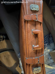 Koffer. Zwei schöne Koffer. Farbe: Hellbraun. Der kleinere passt perfekt im grösseren hinein. Masse grosser: Länge 65 cm. Tiefe 15 cm. Breite 67 cm. Masse kleiner: Länge 55 cm. Tiefe 13 cm. Breite 36 cm. 
Beide Koffer sind verschliessbar. Zwei Schlüssel vorhanden. In Dürnten abzuholen.