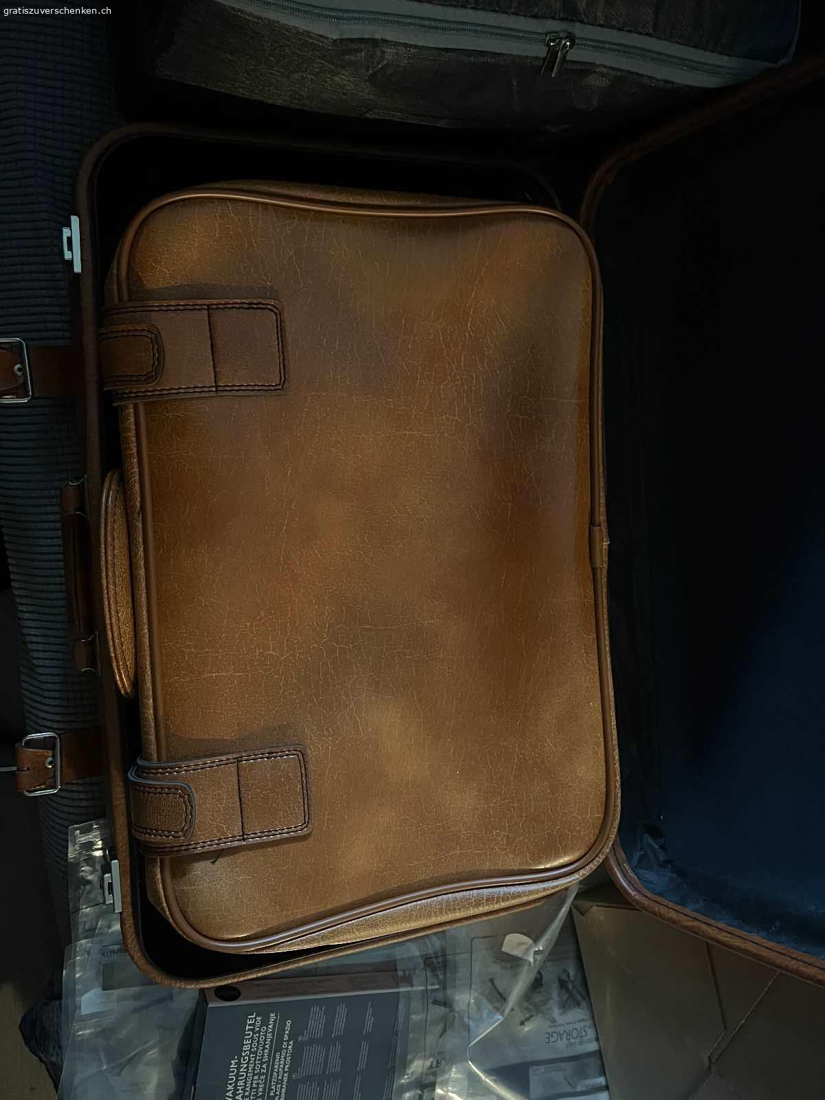 Koffer. Zwei schöne Koffer. Farbe: Hellbraun. Der kleinere passt perfekt im grösseren hinein. Masse grosser: Länge 65 cm. Tiefe 15 cm. Breite 67 cm. Masse kleiner: Länge 55 cm. Tiefe 13 cm. Breite 36 cm. 
Beide Koffer sind verschliessbar. Zwei Schlüssel vorhanden. In Dürnten abzuholen.