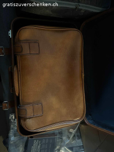 Koffer. Zwei schöne Koffer. Farbe: Hellbraun. Der kleinere passt perfekt im grösseren hinein. Masse grosser: Länge 65 cm. Tiefe 15 cm. Breite 67 cm. Masse kleiner: Länge 55 cm. Tiefe 13 cm. Breite 36 cm. 
Beide Koffer sind verschliessbar. Zwei Schlüssel vorhanden. In Dürnten abzuholen.