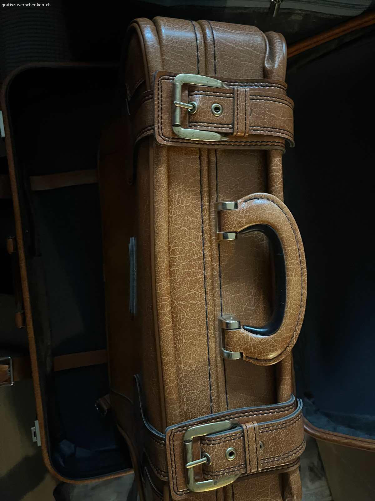 Koffer. Zwei schöne Koffer. Farbe: Hellbraun. Der kleinere passt perfekt im grösseren hinein. Masse grosser: Länge 65 cm. Tiefe 15 cm. Breite 67 cm. Masse kleiner: Länge 55 cm. Tiefe 13 cm. Breite 36 cm. 
Beide Koffer sind verschliessbar. Zwei Schlüssel vorhanden. In Dürnten abzuholen.