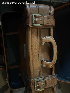 Koffer. Zwei schöne Koffer. Farbe: Hellbraun. Der kleinere passt perfekt im grösseren hinein. Masse grosser: Länge 65 cm. Tiefe 15 cm. Breite 67 cm. Masse kleiner: Länge 55 cm. Tiefe 13 cm. Breite 36 cm. 
Beide Koffer sind verschliessbar. Zwei Schlüssel vorhanden. In Dürnten abzuholen.