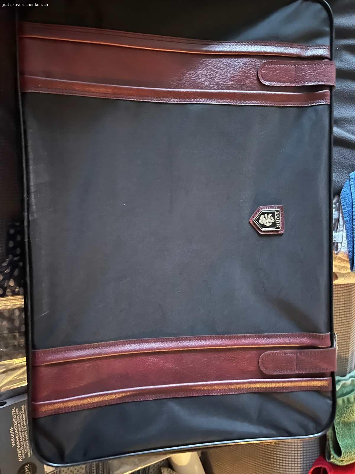 Koffer. Schöner Koffer von York. Koffer hat unten zwei Räder und ei Griff auf der Seite. Masse: Länge 75 cm. Tiefe 19 cm. Breite 76 cm. Zwei Schlüssel sind auch vorhanden. In Dürnten abzuholen.