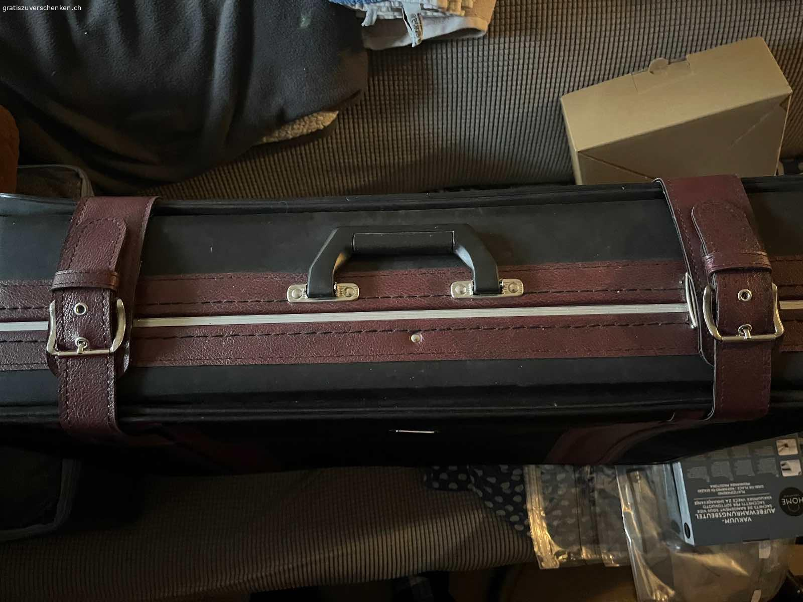 Koffer. Schöner Koffer von York. Koffer hat unten zwei Räder und ei Griff auf der Seite. Masse: Länge 75 cm. Tiefe 19 cm. Breite 76 cm. Zwei Schlüssel sind auch vorhanden. In Dürnten abzuholen.