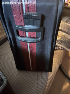 Koffer. Schöner Koffer von York. Koffer hat unten zwei Räder und ei Griff auf der Seite. Masse: Länge 75 cm. Tiefe 19 cm. Breite 76 cm. Zwei Schlüssel sind auch vorhanden. In Dürnten abzuholen.