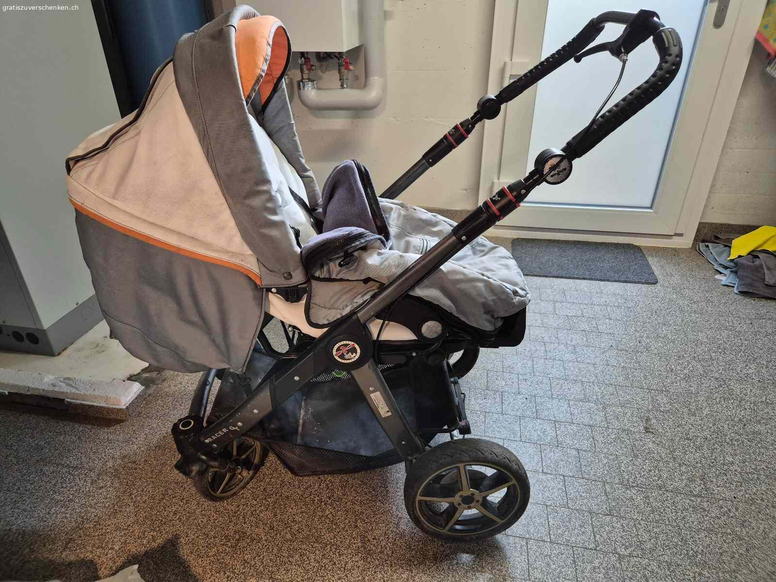 Kombi-Kinderwagen. Kinderwagen mit Babytragtasche und später als Sitzwagen verwendbar.
Der Wagen wurde viel gebraucht, ist aber noch voll funktionstüchtig. Die Matratze der Tragtasche hat einen  Fleck.