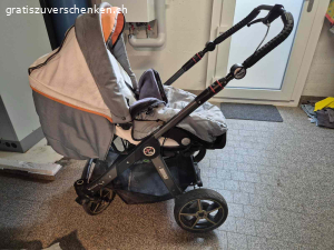 Kombi-Kinderwagen. Kinderwagen mit Babytragtasche und später als Sitzwagen verwendbar.
Der Wagen wurde viel gebraucht, ist aber noch voll funktionstüchtig. Die Matratze der Tragtasche hat einen  Fleck.