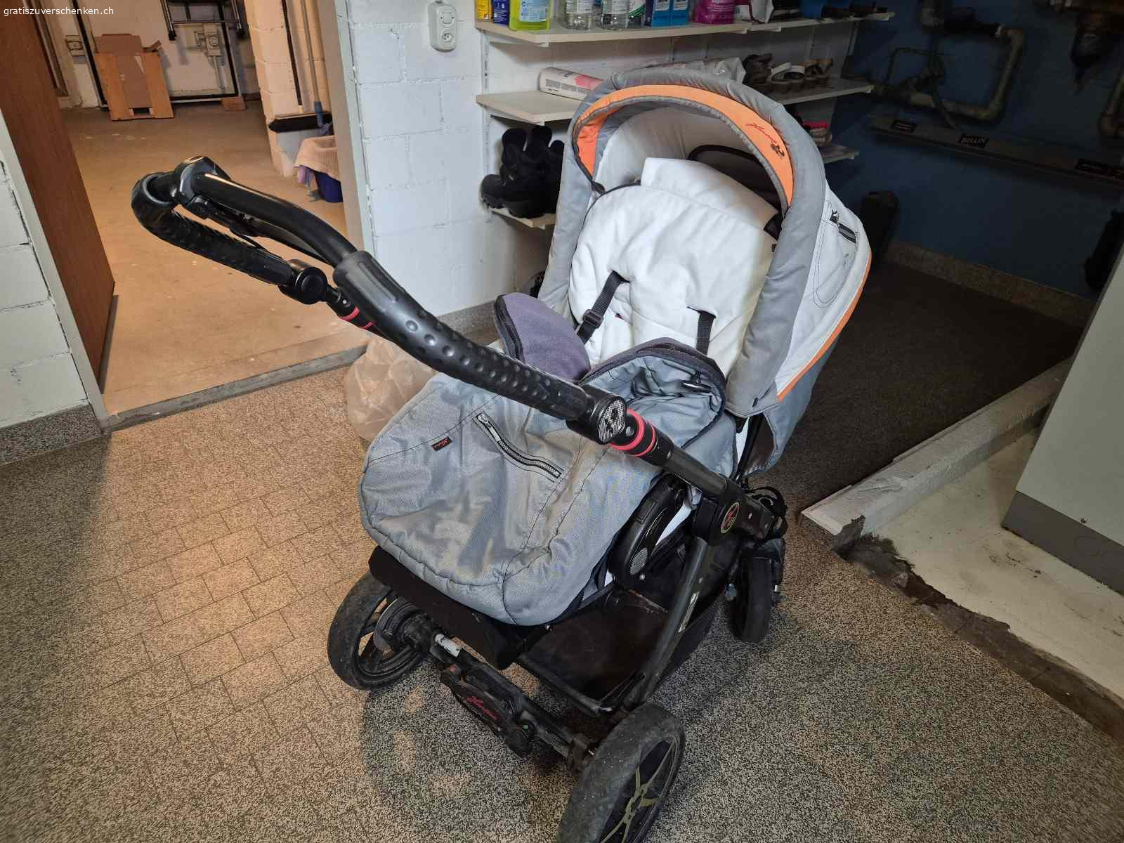 Kombi-Kinderwagen. Kinderwagen mit Babytragtasche und später als Sitzwagen verwendbar.
Der Wagen wurde viel gebraucht, ist aber noch voll funktionstüchtig. Die Matratze der Tragtasche hat einen  Fleck.