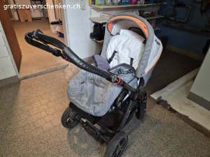 Kombi-Kinderwagen. Kinderwagen mit Babytragtasche und später als Sitzwagen verwendbar.
Der Wagen wurde viel gebraucht, ist aber noch voll funktionstüchtig. Die Matratze der Tragtasche hat einen  Fleck.