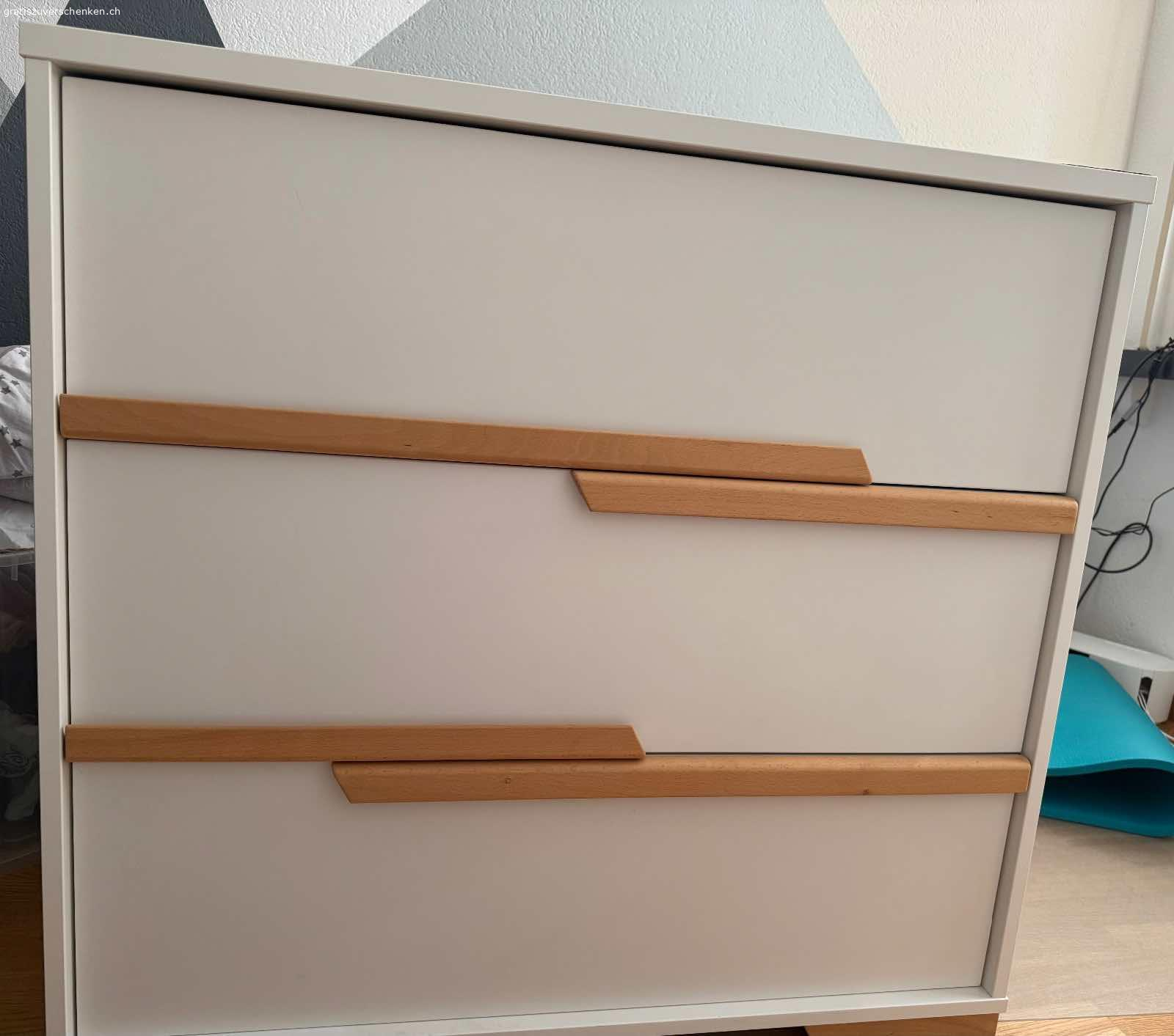 Kommode zu verschenken. Kommode mit drei Schubladen zu verschenken. 93,5x98x56 cm (H,B,T). 
Leichte Schäden an Oberfläche, sonst einwandfrei. 
Abholung in 8048 Zürich.