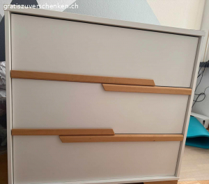 Kommode zu verschenken. Kommode mit drei Schubladen zu verschenken. 93,5x98x56 cm (H,B,T). 
Leichte Schäden an Oberfläche, sonst einwandfrei. 
Abholung in 8048 Zürich.