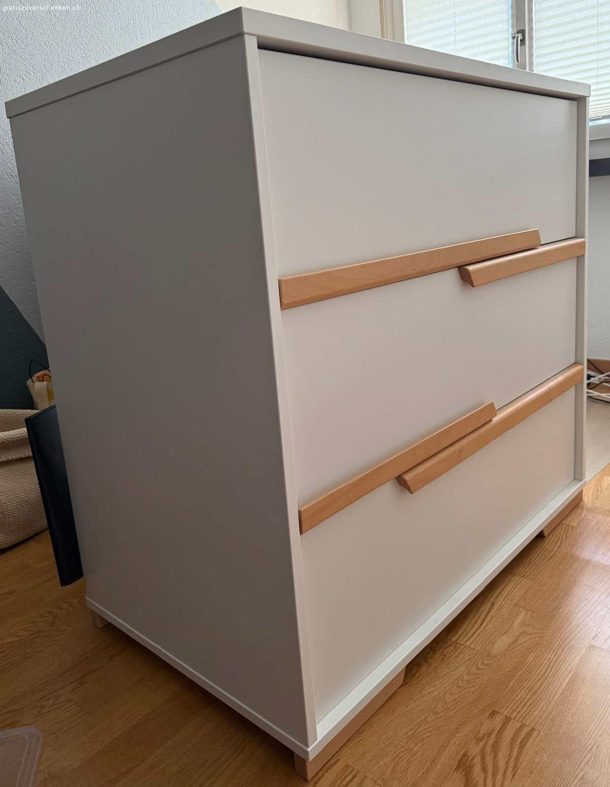 Kommode zu verschenken. Kommode mit drei Schubladen zu verschenken. 93,5x98x56 cm (H,B,T). 
Leichte Schäden an Oberfläche, sonst einwandfrei. 
Abholung in 8048 Zürich.