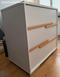 Kommode zu verschenken. Kommode mit drei Schubladen zu verschenken. 93,5x98x56 cm (H,B,T). 
Leichte Schäden an Oberfläche, sonst einwandfrei. 
Abholung in 8048 Zürich.