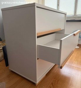 Kommode zu verschenken. Kommode mit drei Schubladen zu verschenken. 93,5x98x56 cm (H,B,T). 
Leichte Schäden an Oberfläche, sonst einwandfrei. 
Abholung in 8048 Zürich.