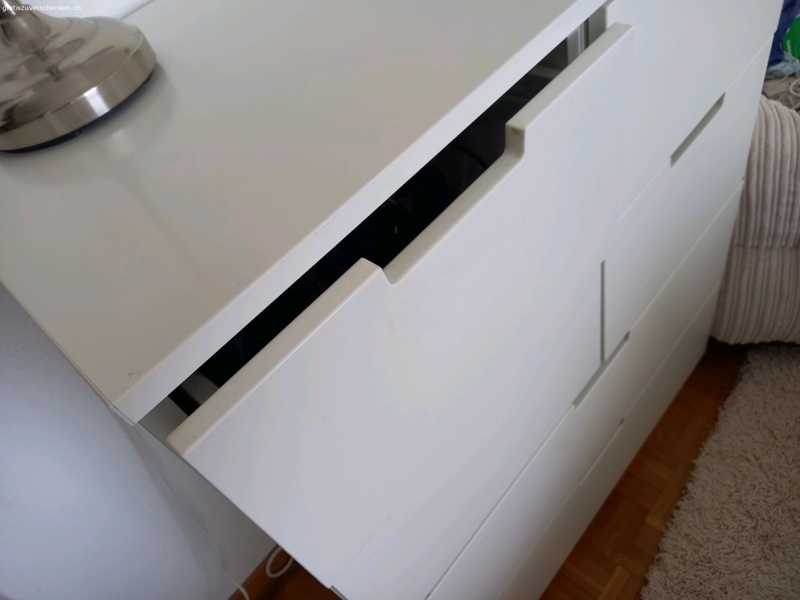 Kommode. Gebraucht aber wie neu..oberste Schublade muss wieder eingehängt werde..B: 80cm T: 43cm H: 98cm