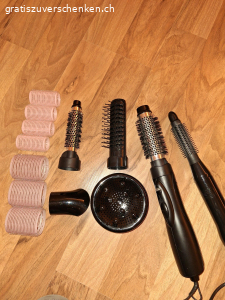 komplettes Set Föhnbürsten. 2 Bürsten mit Kabel und verschiedenen Aufsätzen. Voll funktionstüchtig. mit 7 Haarrollern und simplem Föhnaufsatz