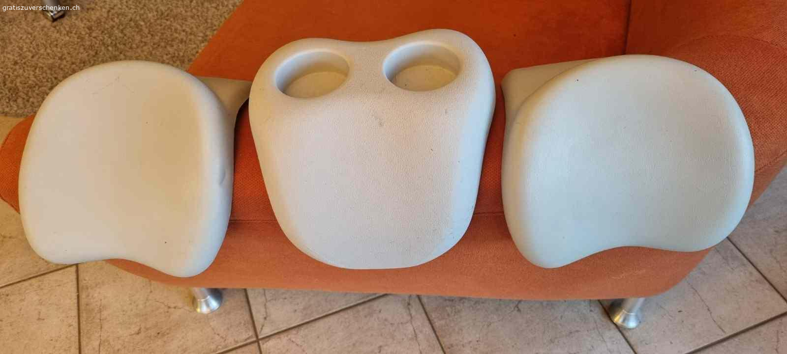 Kopfstützen / Gläserhalter Whirlpool. Mein Pool hat den Geist aufgegeben. Ich habe 2 Kopfstützen und 1 Gläser / Becher Halter für einen aufblasbaren Whirlpool abzugeben. Guter Zustand. Gereinigt. Desinfiziert.  1 Blätterfänger.