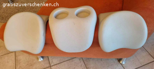 Kopfstützen / Gläserhalter Whirlpool. Mein Pool hat den Geist aufgegeben. Ich habe 2 Kopfstützen und 1 Gläser / Becher Halter für einen aufblasbaren Whirlpool abzugeben. Guter Zustand. Gereinigt. Desinfiziert.  1 Blätterfänger.