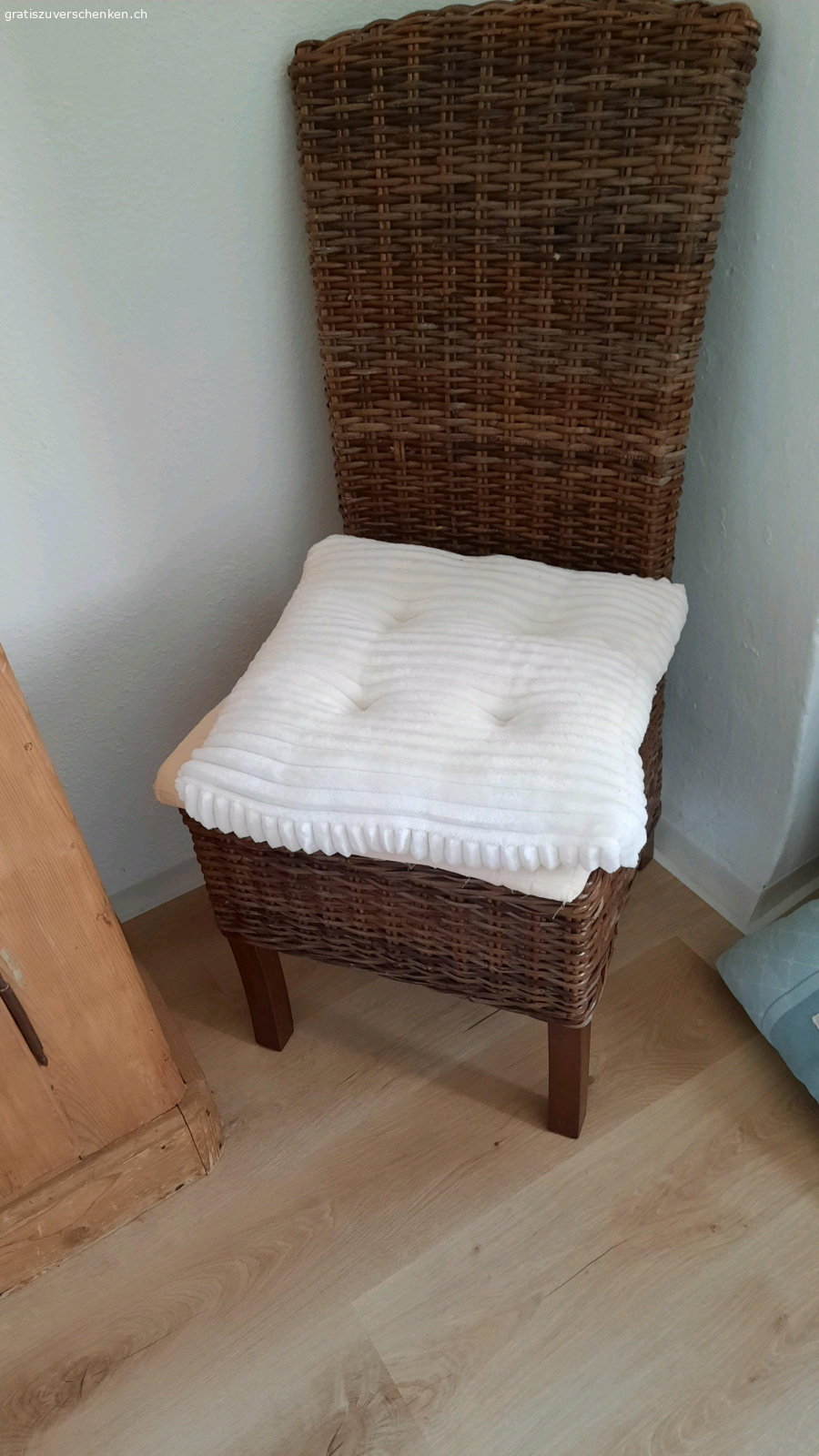 Korbstühle. 4 Korbstühle zu verschenken