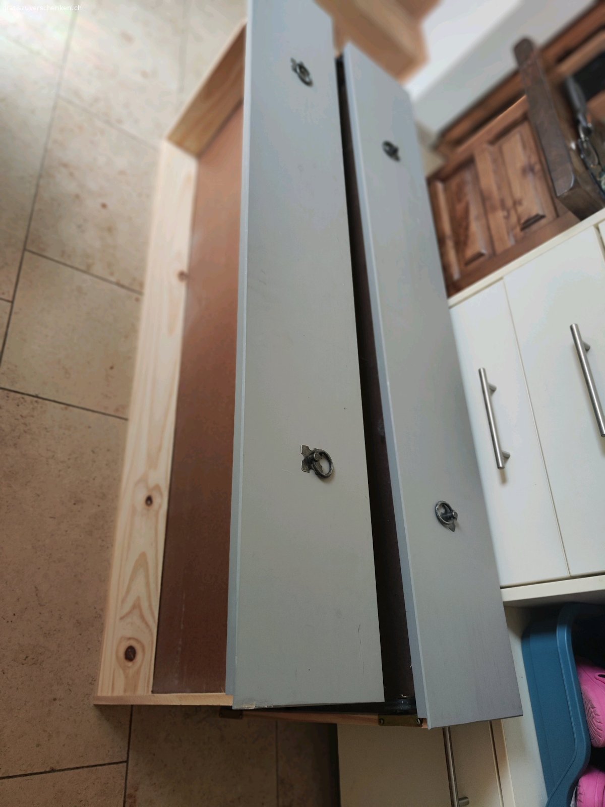 Kostenloses Holzbett mit 2 Schublade. 200×180 Massivholz
Bereits zerlegt, daher wurden die Originalbilder des Herstellers verwendet.
Der Lattenrost benötigt seitlich eine kleine Anpassung (z. B. Holzleisten), damit er richtig aufliegt.
Selbstabholung